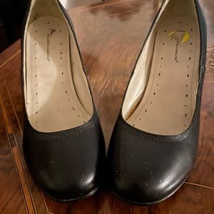 Women’s vintage 1990’s Hilliard and Hanson Black Pump